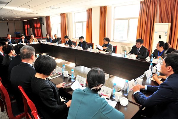 专家组与临床教师、管理人员座谈