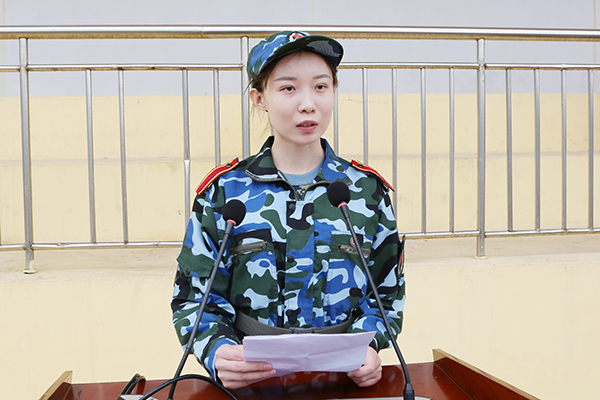 军训学生代表高瑞雪同学发言