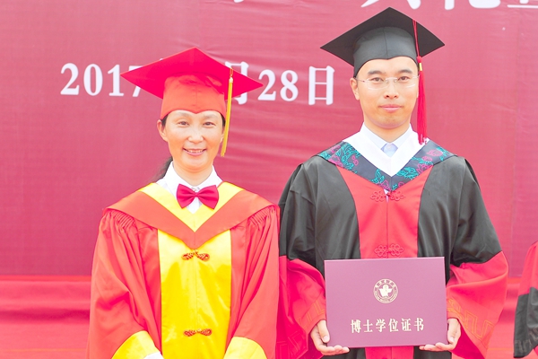 管英俊教授为获得博士学位的毕业生授予学位，颁发学位证书