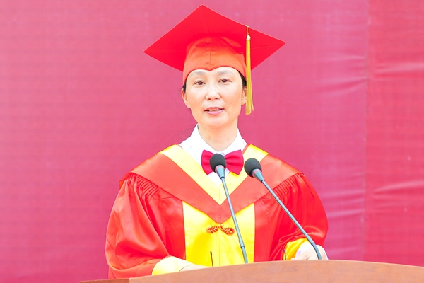 校长、校学位评定委员会主席管英俊讲话