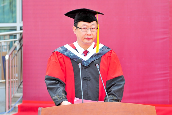 副校长刘军主持典礼