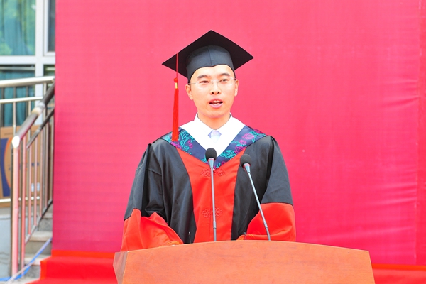 博士研究生代表吴洪涛发言