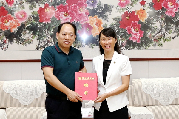 管英俊为杨其峰教授颁发特聘教授聘书