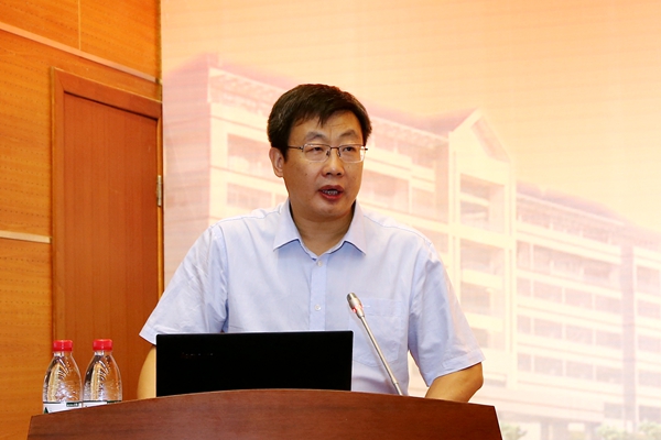 副校长刘军主持会议并作报告