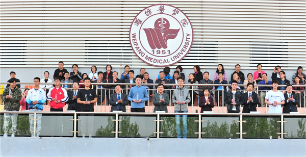 学生男子组团体总分前八名颁奖仪式