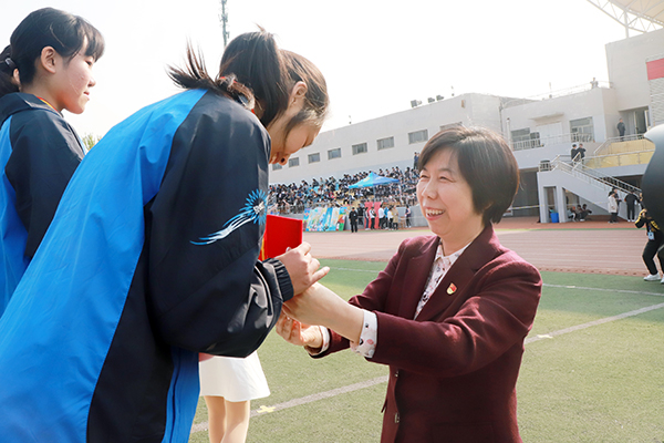 校党委副书记张潍华为获奖运动员颁奖