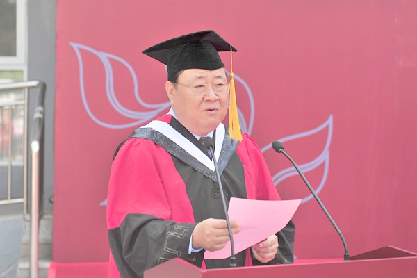 副院长孙宏伟宣读了《关于授予沈郁淇博士学位、授予高民等485人硕士学位的决定》