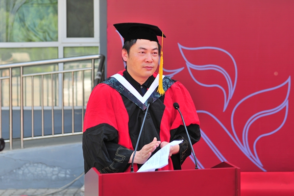 研究生导师代表伊正君教授发言