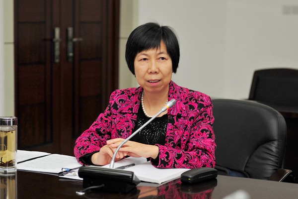 校党委副书记张潍华主持会议并讲话 校党委副书记张潍华主持会议并讲话