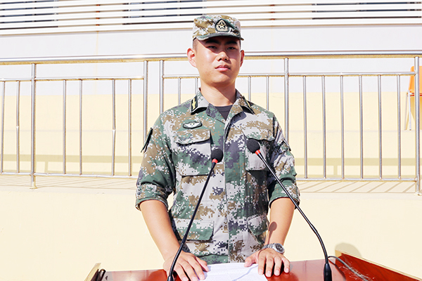 军训团团长冯浩浩代表军训团讲话