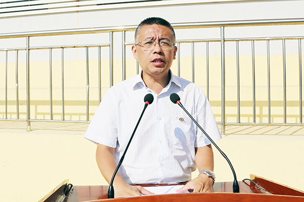 党委办公室（学院办公室）主任、军训工作领导小组副组长田玉胜宣布军训团教官成员名单