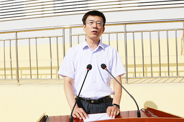 学生工作处处长、军训工作领导小组副组长丁木金主持动员大会