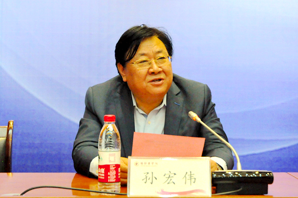 副校长孙宏伟在闭幕式上讲话
