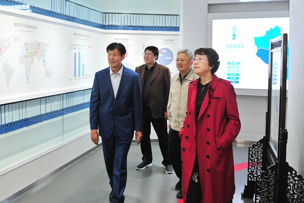 71级校友秦泗河教授介绍在母校建立的中国肢体畸形残障医学展览馆