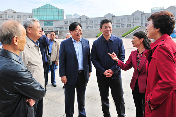 院领导李明、管英俊、孙宏伟与71级校友亲切交流