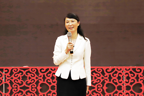 管英俊在71级校友联谊会上致词