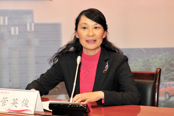 校党委副书记、校长管英俊主持报告会