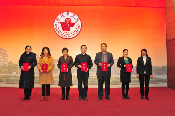 校长管英俊为荣获2017年校级优秀硕士学位论文指导教师称号的代表颁奖