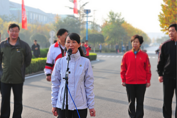 校长管英俊宣布阳光健身运动启动