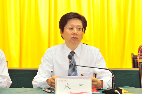 副校长朱军主持庆祝大会