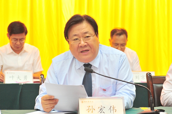 副校长孙宏伟宣读受上级表彰的集体、个人名单