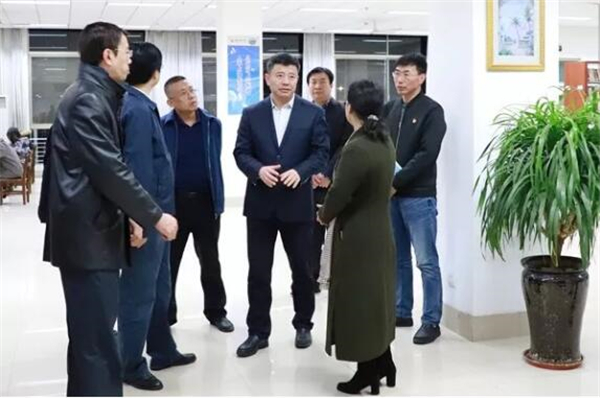 李明走访校医院