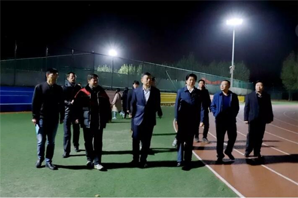 李明走访体育场