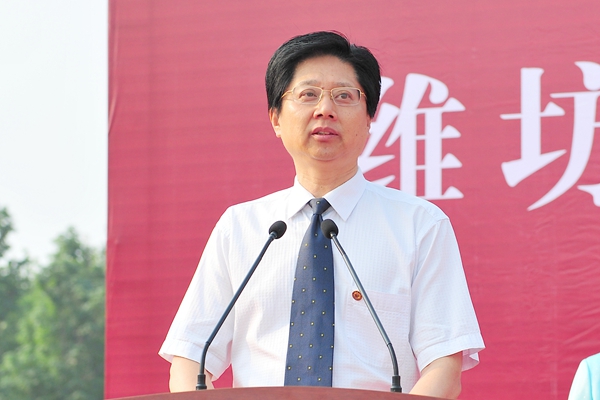 副校长朱军主持毕业典礼