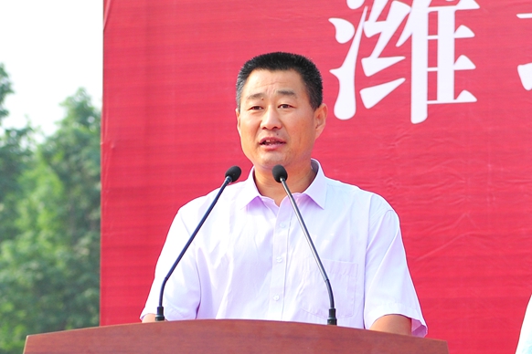 毕业生亲属代表潘世伟发言