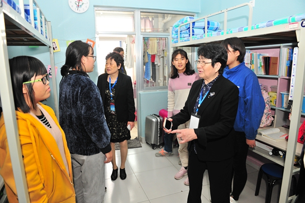 专家组走访学生宿舍
