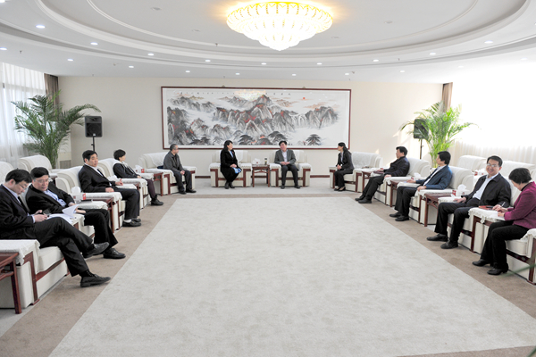 校领导与李春鸣一行座谈 校领导与李春鸣一行座谈