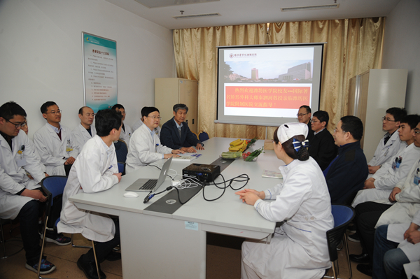 秦泗河与附属医院医护人员交流 秦泗河与附属医院医护人员交流