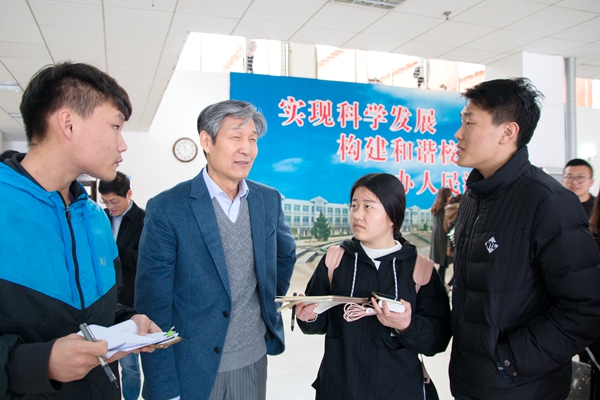 秦泗河接受学生记者专访 秦泗河接受学生记者专访