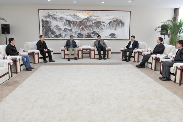 校领导孙宏伟、刘军与秦泗河一行座谈 校领导孙宏伟、刘军与秦泗河一行座谈