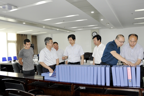 检查组查阅学校安全工作档案资料