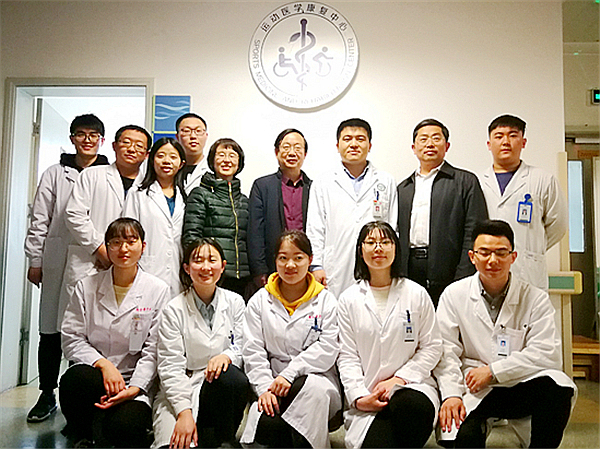 在青岛市立医院调研学生实习