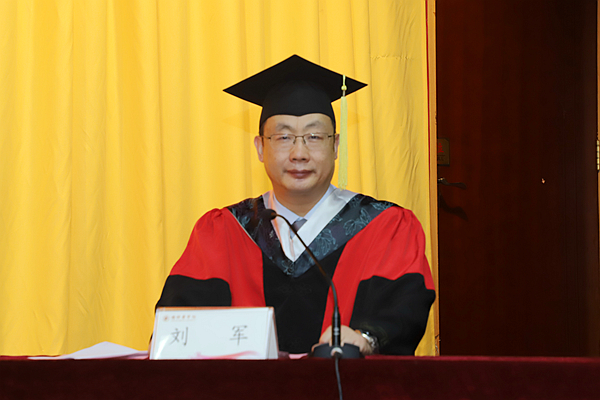 副院长刘军主持毕业典礼