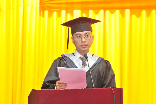 毕业生代表何世俊发言