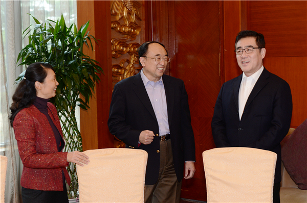 校领导与于金明院士进行交流 校领导与于金明院士进行交流