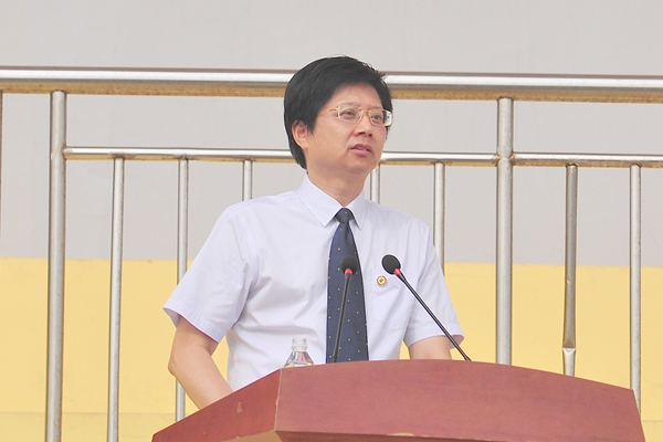 副校长朱军主持典礼